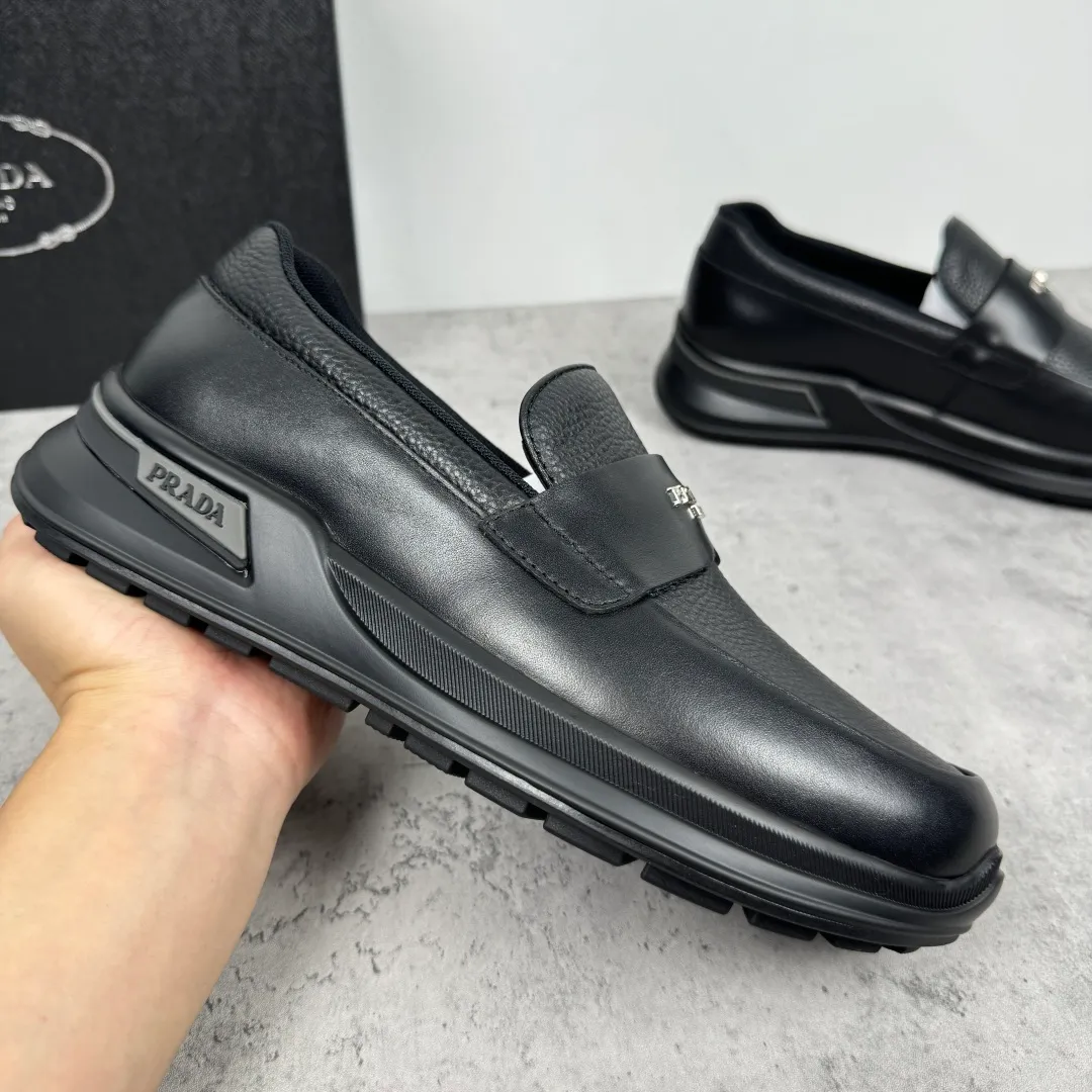 Batch 700 Prada/Prada men's matte leather thick-soled lightweight loafers! Casual fit, lightweight rubber sole slip-on driving shoes, matte calfskin wrapped around the entire upper, front body in pebbled calfskin/soft cloth, two styles available! Decorated with genuine leather buckle, front decorative details of PRADA silver letters, genuine leather feet, classic silver letter logo badge details, technical mesh lining, push-on opening and closing method, convenient and comfortable, cool and breathable! Paired with a lightweight, sporty functional thick sole, it is extremely comfortable on the feet and will not be tiring after long-term wear. It is available in multiple colors to meet different matching needs and comes with a complete package! Size: 39-40-41-42-43-44 Leather shoe size Item number: 2EE915 full leather black